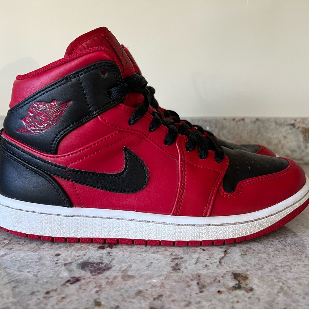 Air Jordan 1 Mid Reverse Bred Sneaker, Gym Red and Black, men’s size 7 (2022)